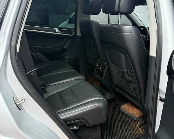 Серый Фольксваген Туарег, объемом двигателя 2.97 л и пробегом 210 тыс. км за 17499 $, фото 23 на Automoto.ua