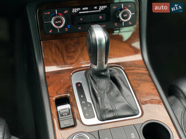 Серый Фольксваген Туарег, объемом двигателя 2.97 л и пробегом 311 тыс. км за 17300 $, фото 75 на Automoto.ua