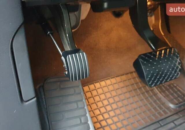 Серый Фольксваген Туарег, объемом двигателя 3 л и пробегом 225 тыс. км за 16900 $, фото 14 на Automoto.ua