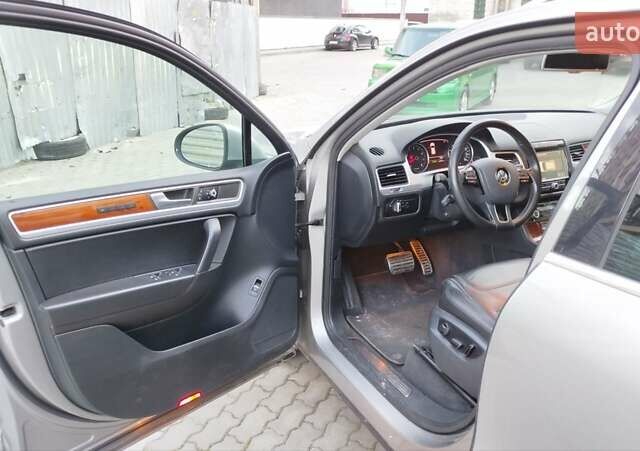 Серый Фольксваген Туарег, объемом двигателя 3 л и пробегом 259 тыс. км за 17000 $, фото 6 на Automoto.ua