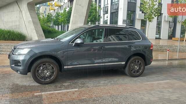 Серый Фольксваген Туарег, объемом двигателя 3.6 л и пробегом 300 тыс. км за 13500 $, фото 1 на Automoto.ua