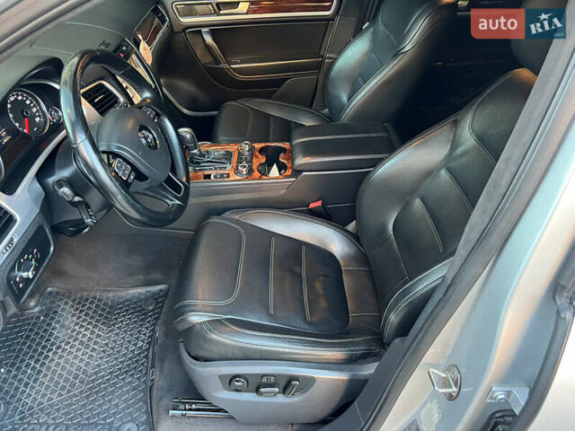 Серый Фольксваген Туарег, объемом двигателя 3 л и пробегом 317 тыс. км за 16499 $, фото 31 на Automoto.ua