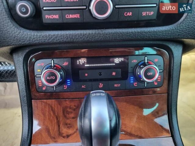 Серый Фольксваген Туарег, объемом двигателя 3 л и пробегом 310 тыс. км за 18500 $, фото 23 на Automoto.ua