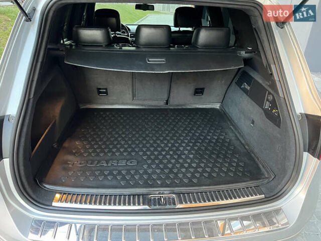 Серый Фольксваген Туарег, объемом двигателя 3 л и пробегом 317 тыс. км за 16499 $, фото 43 на Automoto.ua