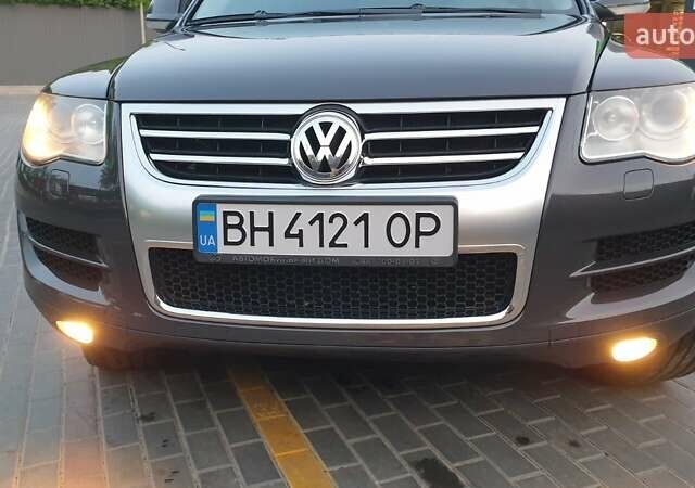 Серый Фольксваген Туарег, объемом двигателя 3 л и пробегом 225 тыс. км за 16900 $, фото 1 на Automoto.ua