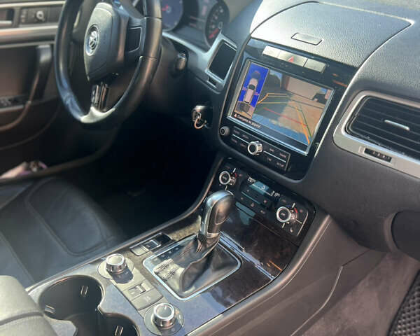 Серый Фольксваген Туарег, объемом двигателя 2.97 л и пробегом 299 тыс. км за 15500 $, фото 12 на Automoto.ua