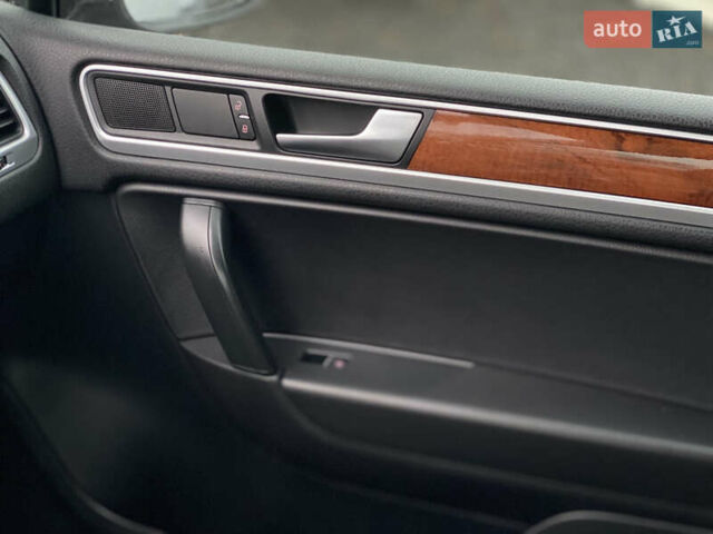 Серый Фольксваген Туарег, объемом двигателя 2.97 л и пробегом 311 тыс. км за 17300 $, фото 83 на Automoto.ua