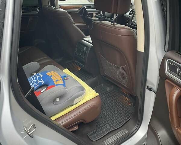 Сірий Фольксваген Туарег, об'ємом двигуна 2.97 л та пробігом 288 тис. км за 17900 $, фото 9 на Automoto.ua