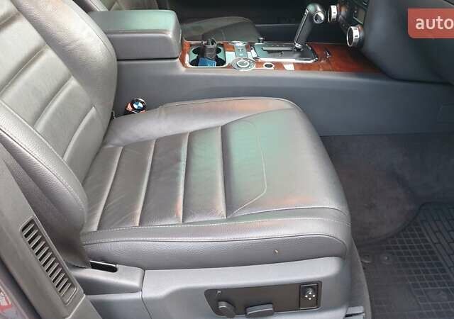 Серый Фольксваген Туарег, объемом двигателя 3 л и пробегом 225 тыс. км за 16900 $, фото 8 на Automoto.ua