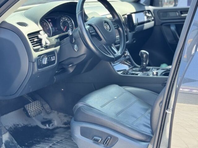 Серый Фольксваген Туарег, объемом двигателя 3 л и пробегом 460 тыс. км за 14300 $, фото 5 на Automoto.ua