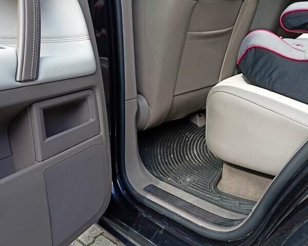 Серый Фольксваген Туарег, объемом двигателя 2.97 л и пробегом 301 тыс. км за 13500 $, фото 21 на Automoto.ua