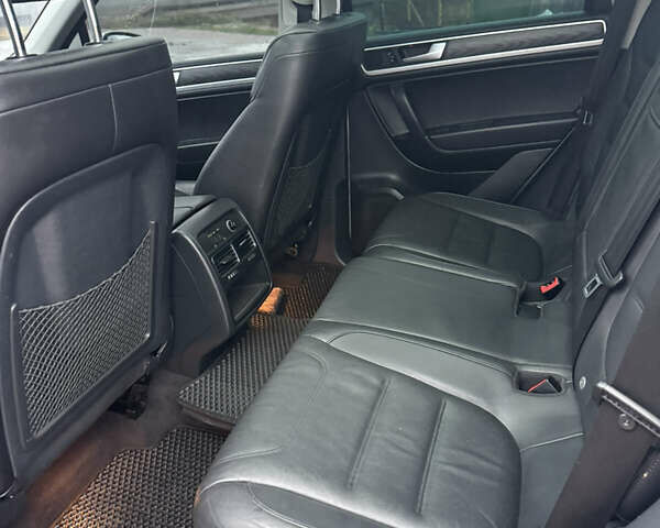 Серый Фольксваген Туарег, объемом двигателя 2.97 л и пробегом 210 тыс. км за 17499 $, фото 12 на Automoto.ua