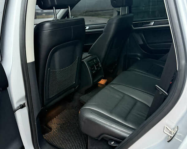 Серый Фольксваген Туарег, объемом двигателя 2.97 л и пробегом 210 тыс. км за 17499 $, фото 10 на Automoto.ua