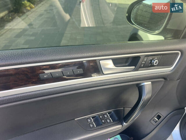 Серый Фольксваген Туарег, объемом двигателя 2.97 л и пробегом 299 тыс. км за 15500 $, фото 16 на Automoto.ua