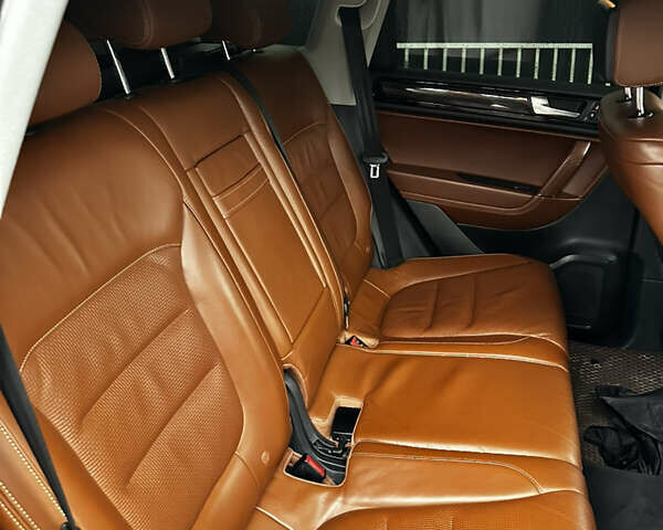 Серый Фольксваген Туарег, объемом двигателя 2.97 л и пробегом 314 тыс. км за 17600 $, фото 8 на Automoto.ua