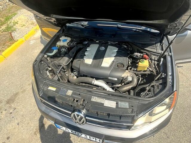 Серый Фольксваген Туарег, объемом двигателя 3 л и пробегом 239 тыс. км за 20000 $, фото 9 на Automoto.ua