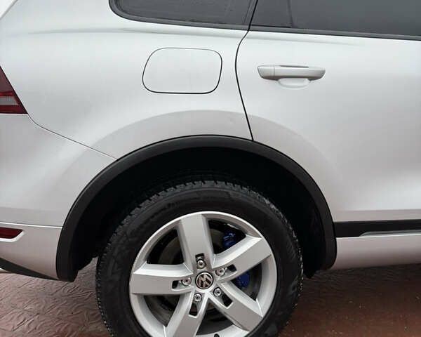 Серый Фольксваген Туарег, объемом двигателя 2.97 л и пробегом 210 тыс. км за 17499 $, фото 21 на Automoto.ua