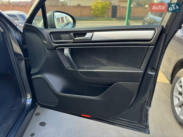 Сірий Фольксваген Туарег, об'ємом двигуна 3 л та пробігом 218 тис. км за 15700 $, фото 27 на Automoto.ua