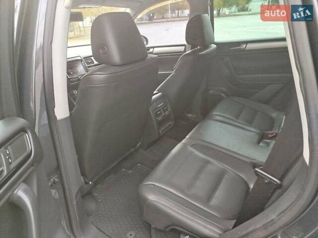 Сірий Фольксваген Туарег, об'ємом двигуна 3 л та пробігом 250 тис. км за 14500 $, фото 1 на Automoto.ua