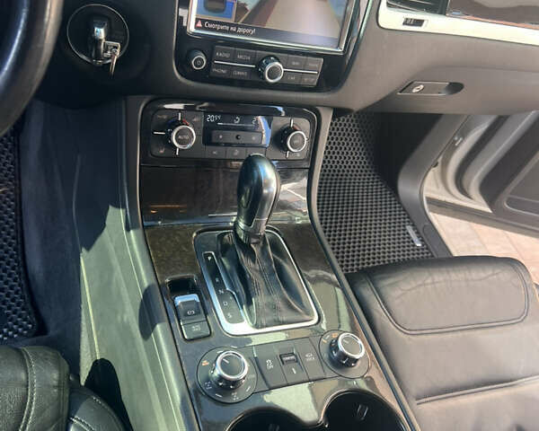 Серый Фольксваген Туарег, объемом двигателя 2.97 л и пробегом 299 тыс. км за 15500 $, фото 11 на Automoto.ua