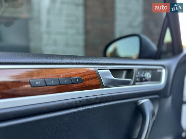 Фольксваген Туарег 2010 в Хмельницком на Automoto.ua Серый Фольксваген Туарег, объемом двигателя 2.97 л и пробегом 317 тыс. км за 15500 $, фото 39 на Automoto.ua