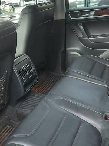 Серый Фольксваген Туарег, объемом двигателя 3.6 л и пробегом 300 тыс. км за 13500 $, фото 7 на Automoto.ua