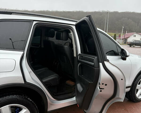 Серый Фольксваген Туарег, объемом двигателя 2.97 л и пробегом 210 тыс. км за 17499 $, фото 22 на Automoto.ua