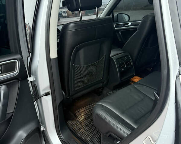 Серый Фольксваген Туарег, объемом двигателя 2.97 л и пробегом 210 тыс. км за 17499 $, фото 11 на Automoto.ua