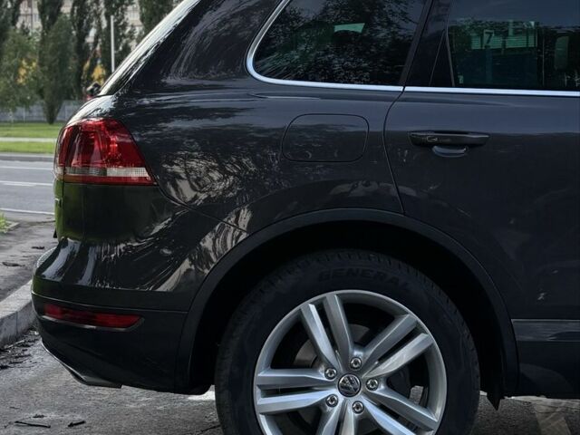 Сірий Фольксваген Туарег, об'ємом двигуна 3 л та пробігом 222 тис. км за 17000 $, фото 5 на Automoto.ua