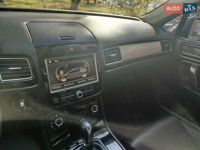 Сірий Фольксваген Туарег, об'ємом двигуна 3 л та пробігом 250 тис. км за 14500 $, фото 24 на Automoto.ua