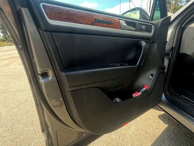 Серый Фольксваген Туарег, объемом двигателя 3 л и пробегом 239 тыс. км за 20000 $, фото 10 на Automoto.ua