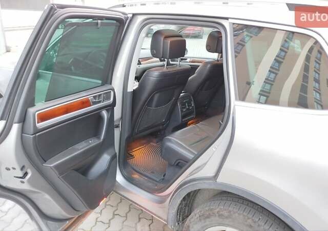 Серый Фольксваген Туарег, объемом двигателя 3 л и пробегом 259 тыс. км за 17000 $, фото 9 на Automoto.ua