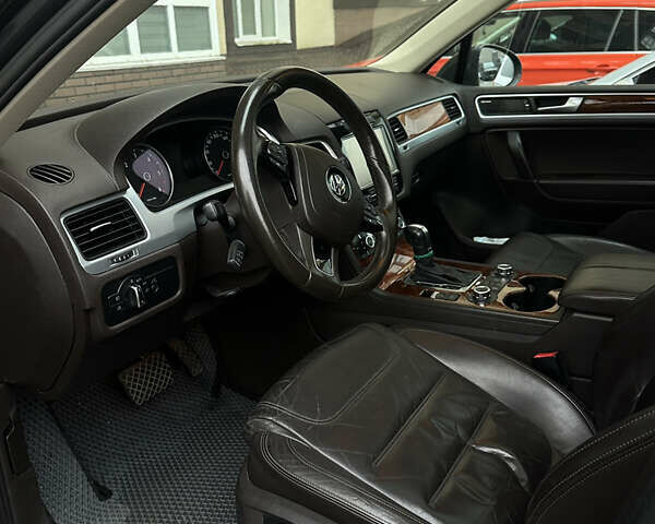 Серый Фольксваген Туарег, объемом двигателя 2.97 л и пробегом 212 тыс. км за 19900 $, фото 2 на Automoto.ua