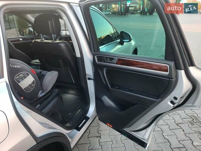 Серый Фольксваген Туарег, объемом двигателя 3 л и пробегом 310 тыс. км за 18500 $, фото 26 на Automoto.ua