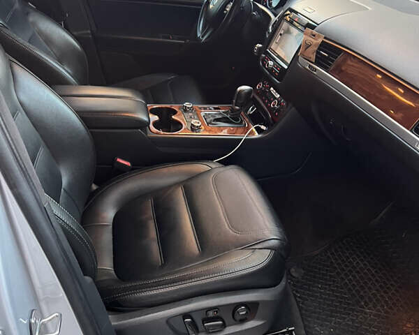 Серый Фольксваген Туарег, объемом двигателя 3 л и пробегом 317 тыс. км за 16499 $, фото 38 на Automoto.ua