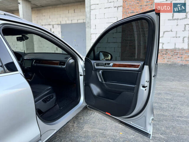 Фольксваген Туарег 2010 в Хмельницком на Automoto.ua Серый Фольксваген Туарег, объемом двигателя 2.97 л и пробегом 317 тыс. км за 15500 $, фото 69 на Automoto.ua