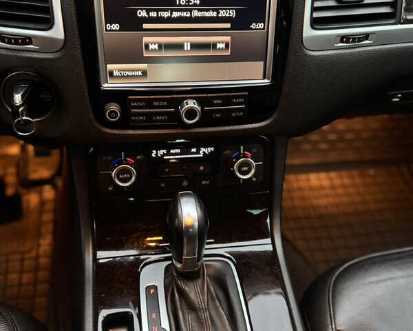 Серый Фольксваген Туарег, объемом двигателя 2.97 л и пробегом 360 тыс. км за 15300 $, фото 26 на Automoto.ua