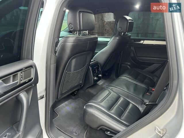 Серый Фольксваген Туарег, объемом двигателя 3 л и пробегом 298 тыс. км за 15500 $, фото 23 на Automoto.ua