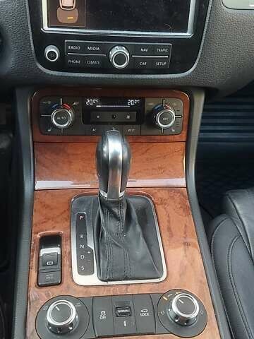 Серый Фольксваген Туарег, объемом двигателя 3.6 л и пробегом 300 тыс. км за 13500 $, фото 12 на Automoto.ua