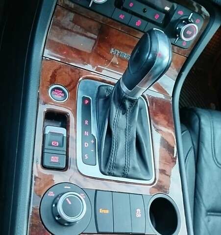 Серый Фольксваген Туарег, объемом двигателя 3 л и пробегом 259 тыс. км за 17000 $, фото 17 на Automoto.ua