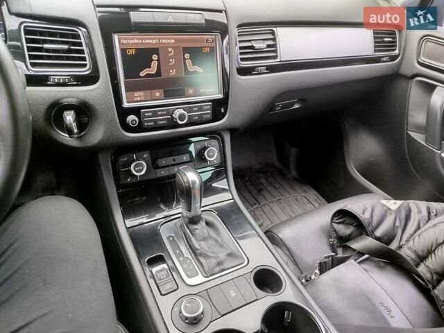 Сірий Фольксваген Туарег, об'ємом двигуна 3 л та пробігом 250 тис. км за 14500 $, фото 15 на Automoto.ua