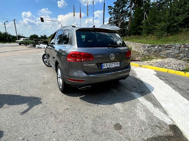 Серый Фольксваген Туарег, объемом двигателя 3 л и пробегом 239 тыс. км за 20000 $, фото 1 на Automoto.ua
