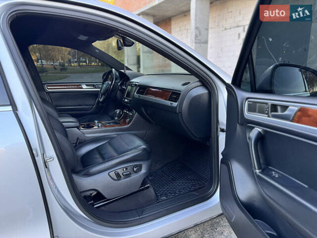 Фольксваген Туарег 2010 в Хмельницком на Automoto.ua Серый Фольксваген Туарег, объемом двигателя 2.97 л и пробегом 317 тыс. км за 15500 $, фото 70 на Automoto.ua