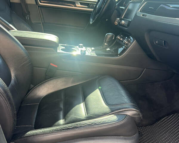 Серый Фольксваген Туарег, объемом двигателя 2.97 л и пробегом 299 тыс. км за 15500 $, фото 14 на Automoto.ua