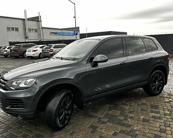 Серый Фольксваген Туарег, объемом двигателя 2.97 л и пробегом 314 тыс. км за 17600 $, фото 1 на Automoto.ua