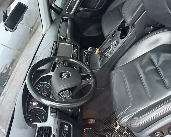 Серый Фольксваген Туарег, объемом двигателя 2.97 л и пробегом 210 тыс. км за 17499 $, фото 6 на Automoto.ua