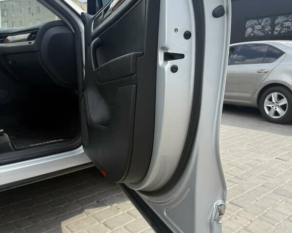 Сірий Фольксваген Туарег, об'ємом двигуна 2.97 л та пробігом 260 тис. км за 17999 $, фото 29 на Automoto.ua