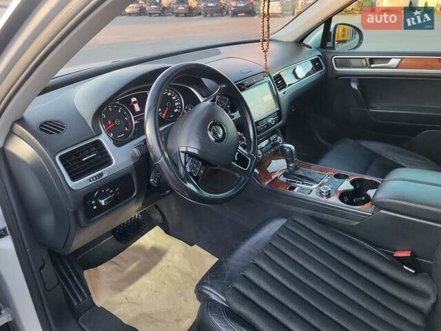 Серый Фольксваген Туарег, объемом двигателя 3 л и пробегом 310 тыс. км за 18500 $, фото 40 на Automoto.ua