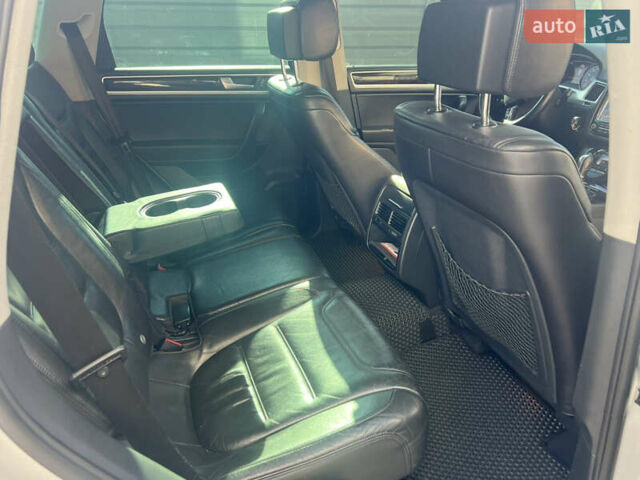 Серый Фольксваген Туарег, объемом двигателя 2.97 л и пробегом 299 тыс. км за 15500 $, фото 17 на Automoto.ua