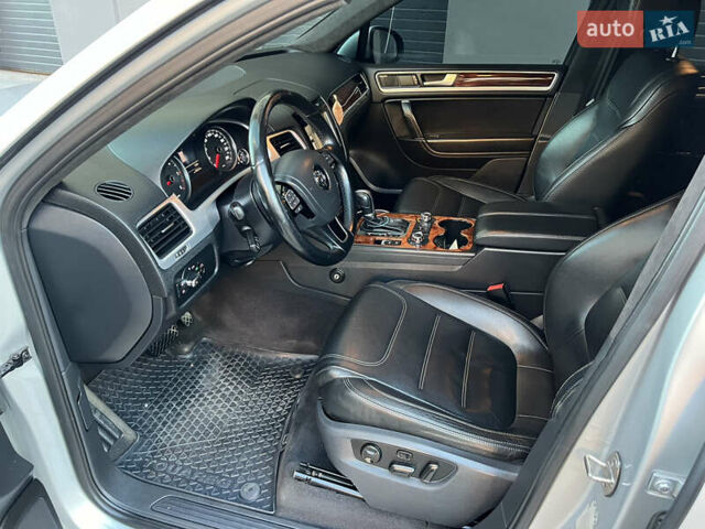 Серый Фольксваген Туарег, объемом двигателя 3 л и пробегом 317 тыс. км за 16499 $, фото 30 на Automoto.ua